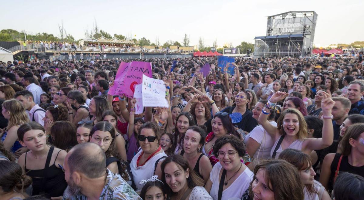 La explanada ante el escenario se abarrotó de gente para ver a Aitana.