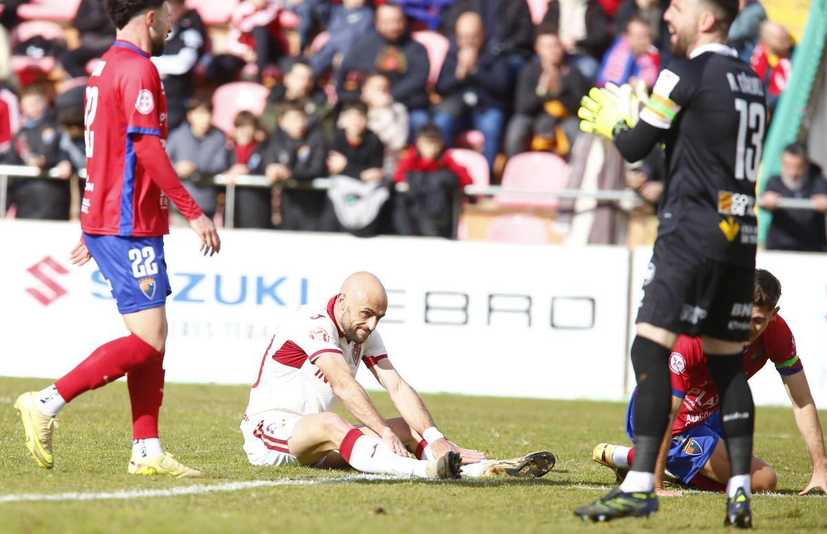Ekain se lamenta en el suelo tras una ocasión fallada