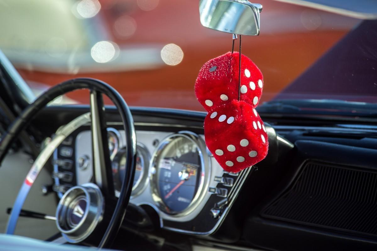 ¿De dónde surge la moda de los dados en el espejo retrovisor?