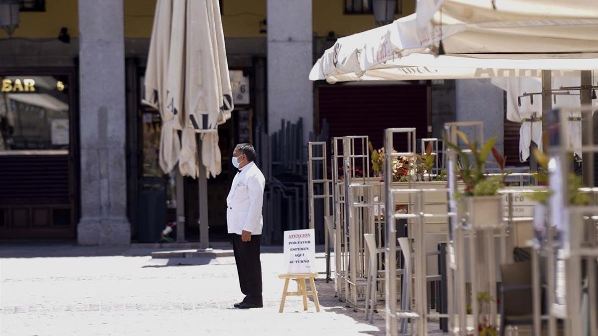 Las entradas de turistas extranjeros cayeron en septiembre el 87%. En la foto, un camarero a la espera de clientes en la plaza Mayor de Madrid.