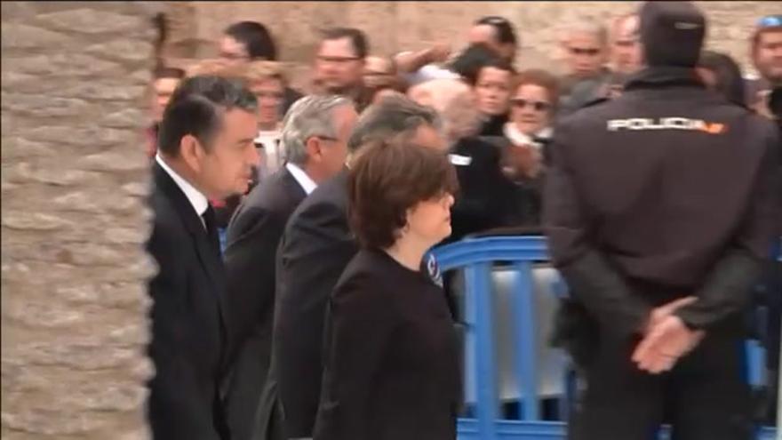 Cientos de personas arropan a los padres de Gabriel a su llegada al funeral