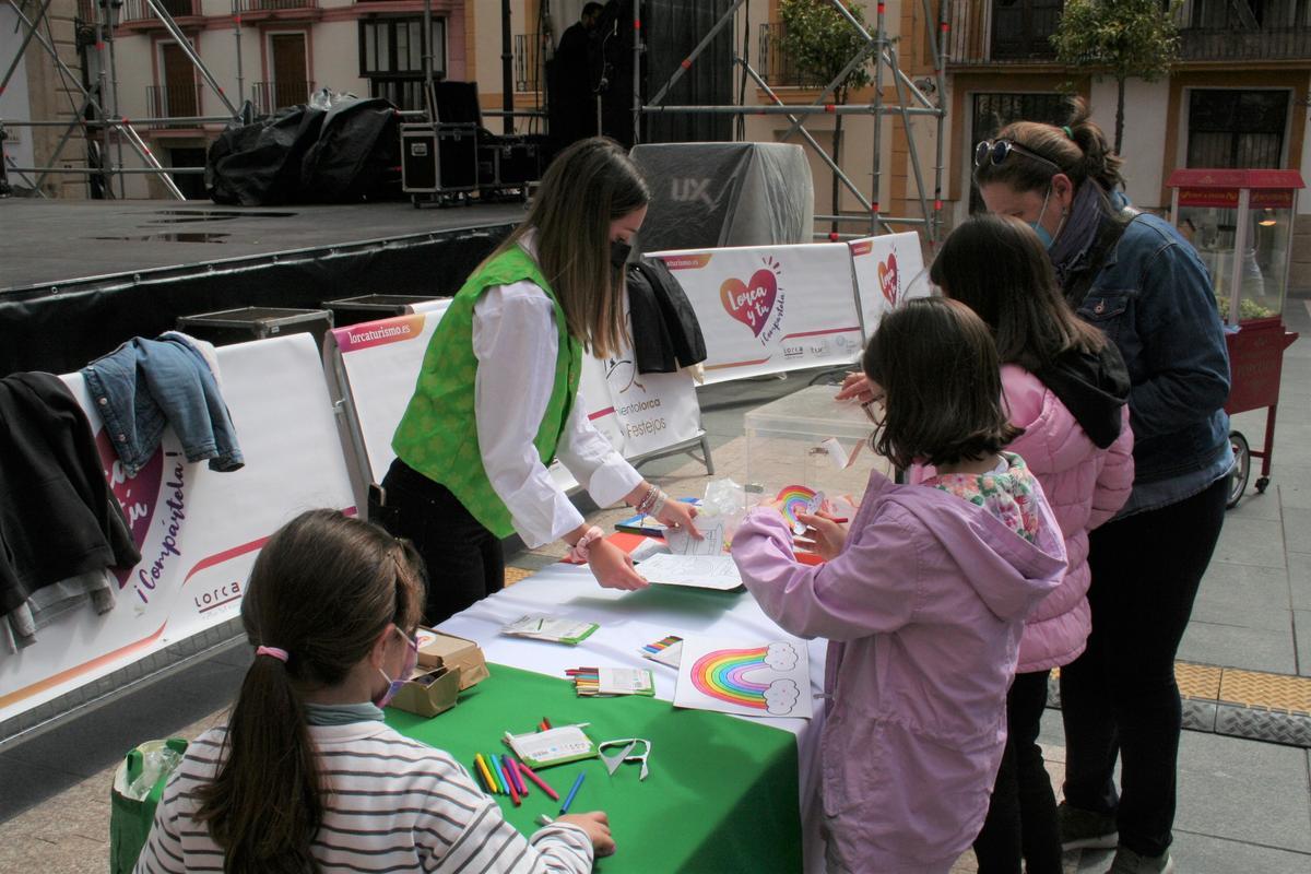 Los más pequeños disfrutaban de talleres y juegos populares.