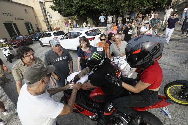 Cortan la carretera de la Serra en protesta por las carreras de motos