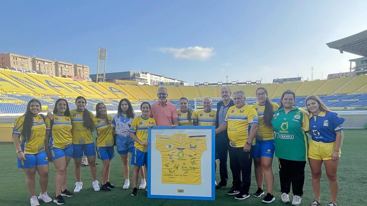 Las protagonistas de la Liga ABT Canarias de lucha canaria femenina posan sobre el césped del Estadio de Gran Canaria