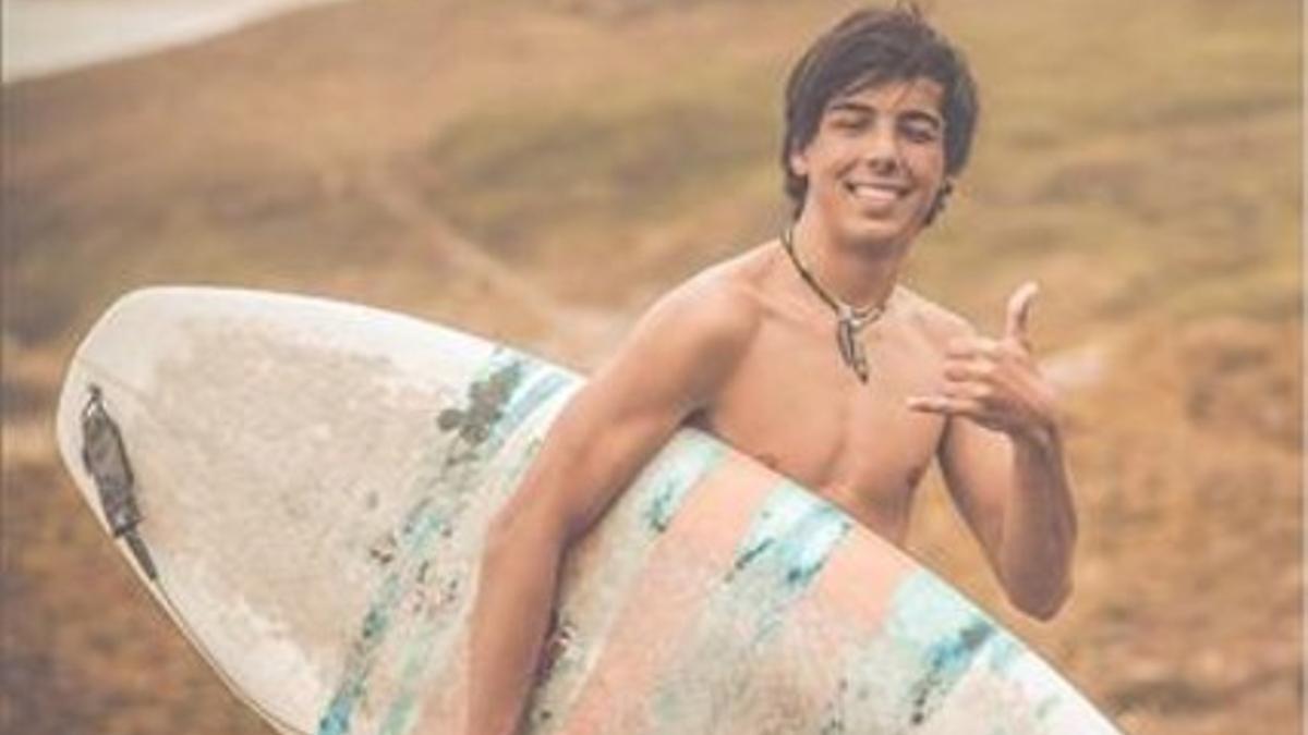 El surf es una de las grandes pasiones del joven Casas.
