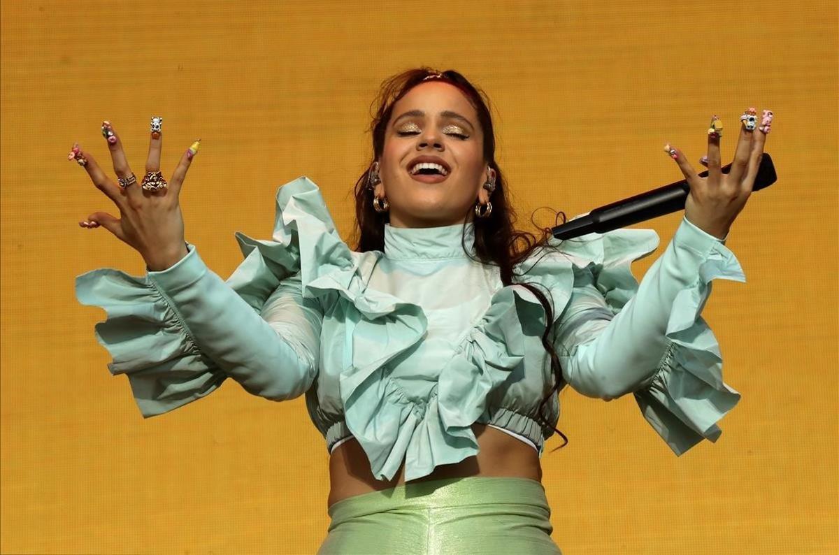 La cantante Rosalia actúa durante la fiesta de bienvenida del festival Mad Cool 2019 en Madrid. 