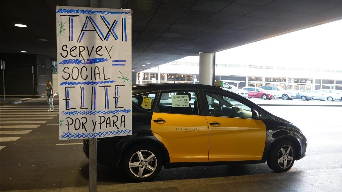 zentauroepp39464132 sociedad   huelga de taxis en la t1 del aeropuerto de el pra170727091828