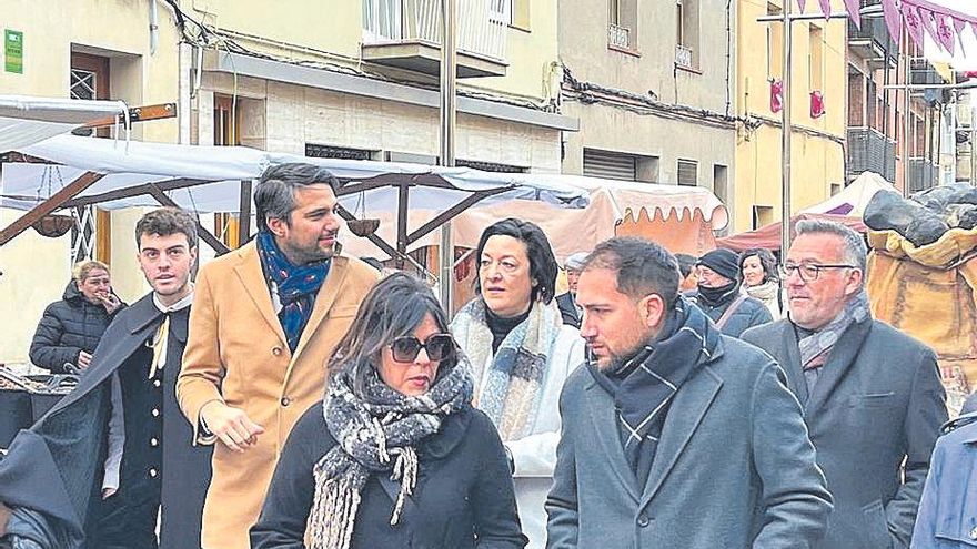 La passejada de polítics, amb l'alcaldessa Noemí Trucharte, al centre, del Camí Ral de Vilanova