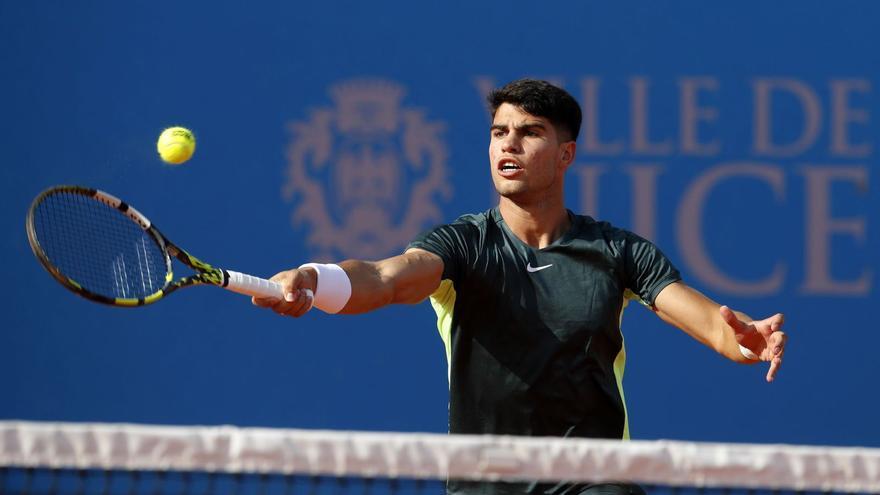 Carlos Alcaraz devuelve una bola en el partido de este domingo ante el croata Coric. | EFE/SEBASTIEN NOGIER