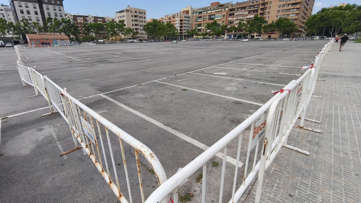 Imagen del párking del antiguo recinto del Mercado del Lunes, vallado.