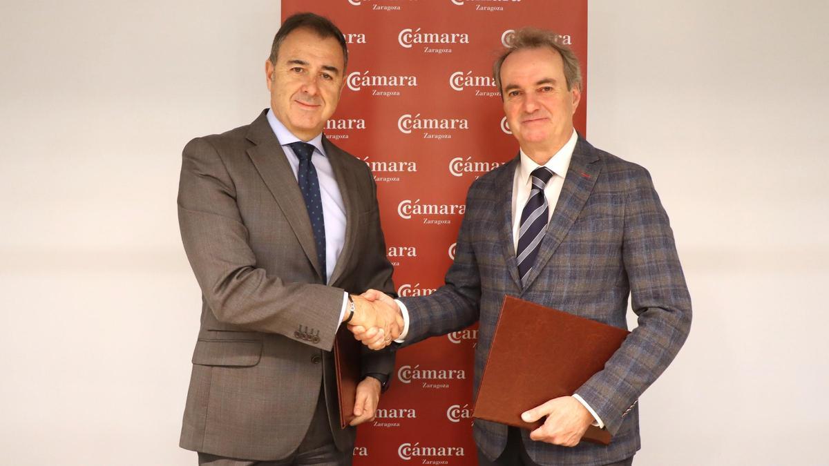 Javier Gallardo y Jorge Villarroya, en la firma del acuerdo.