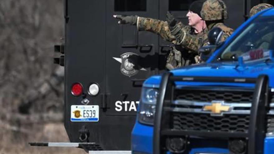 Diversos soldats prenen posicions dins del campus de la universitat