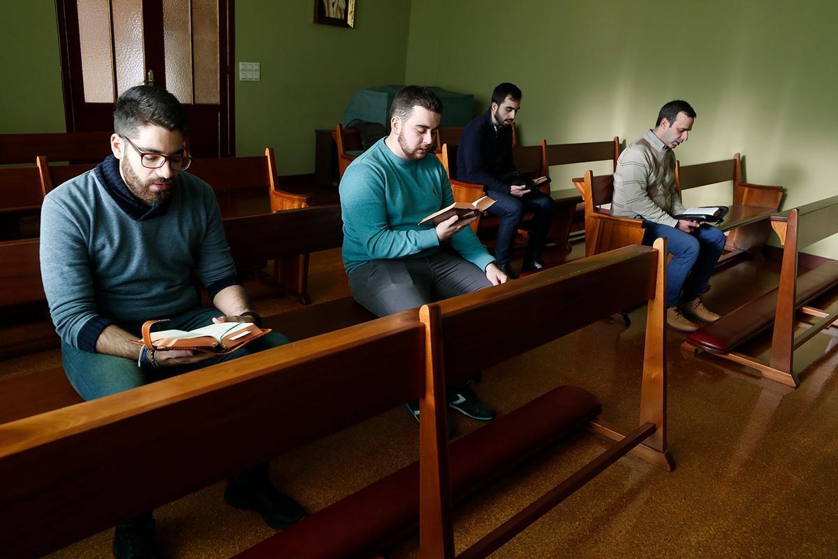 Los seminaristas en un momento de oración en el Seminario Mayor de San José