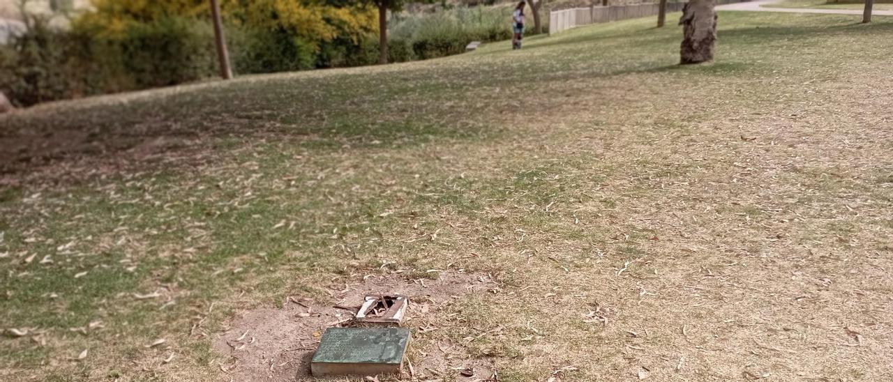 Poema de María Eugenia Candau y la base de la escultura en su memoria, que fue robada del parque en junio del año pasado.