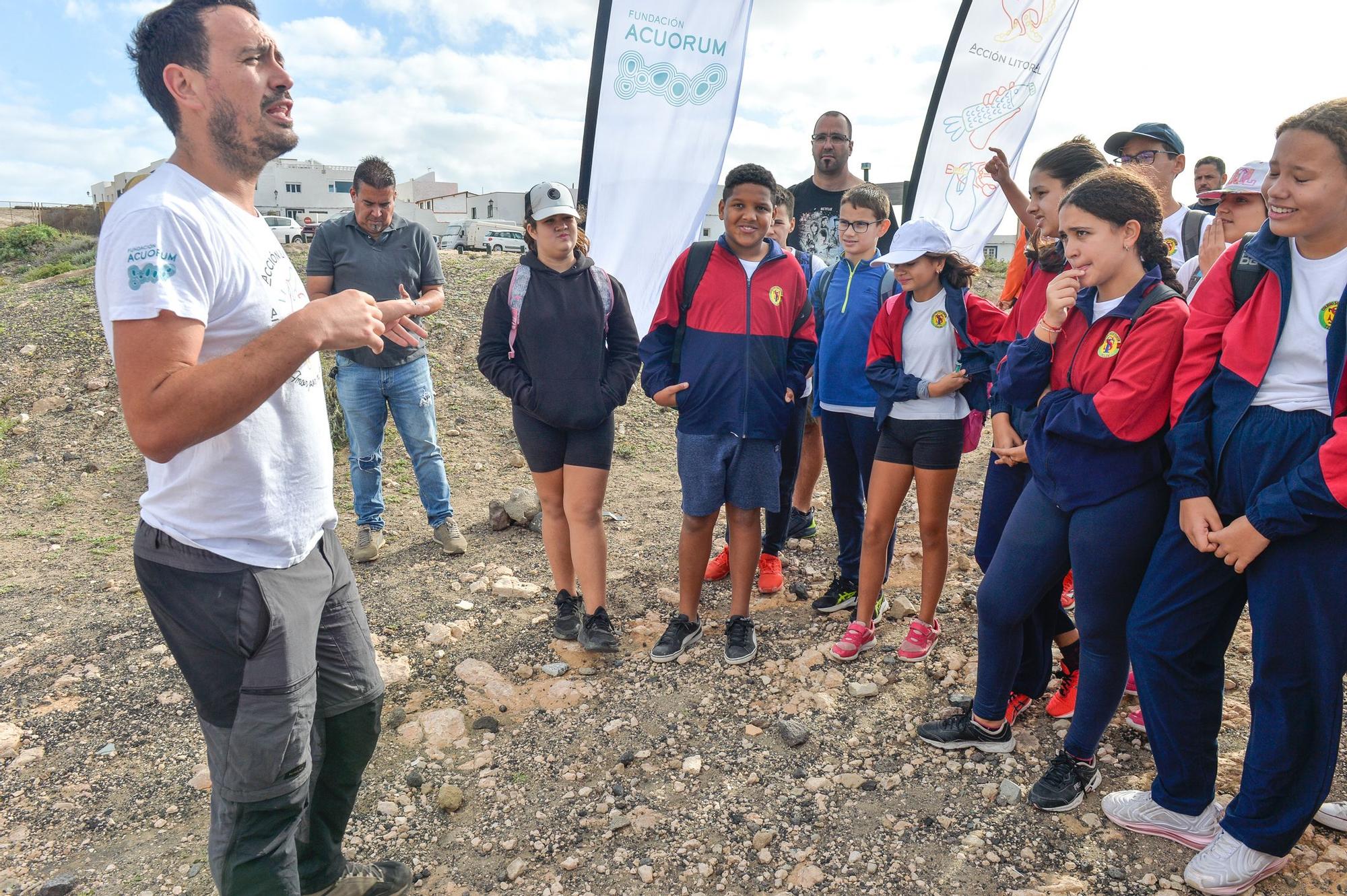 Los alumnos del Saulo Torón limpian la playa de Aguadulce