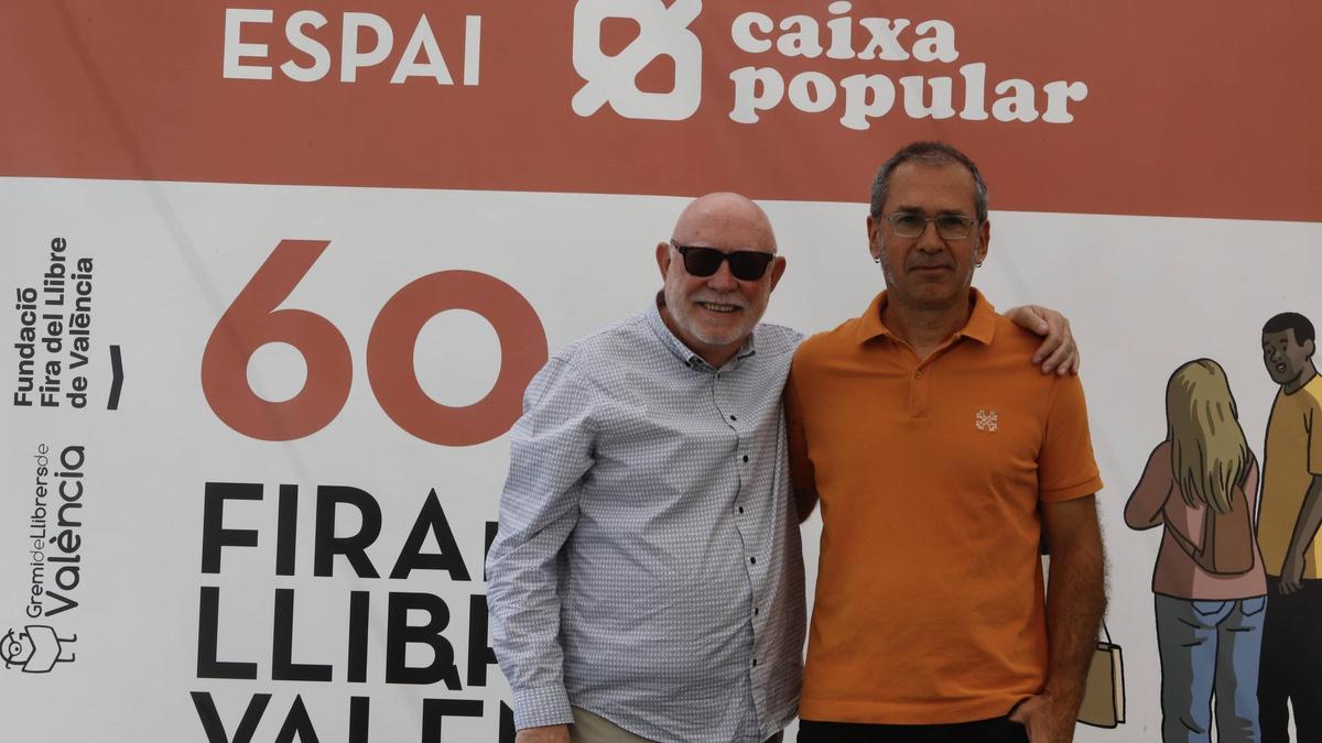 Manolo Gil y Pau Pertegaz, durante la 60ª edición de la Fira del Llibre de València.