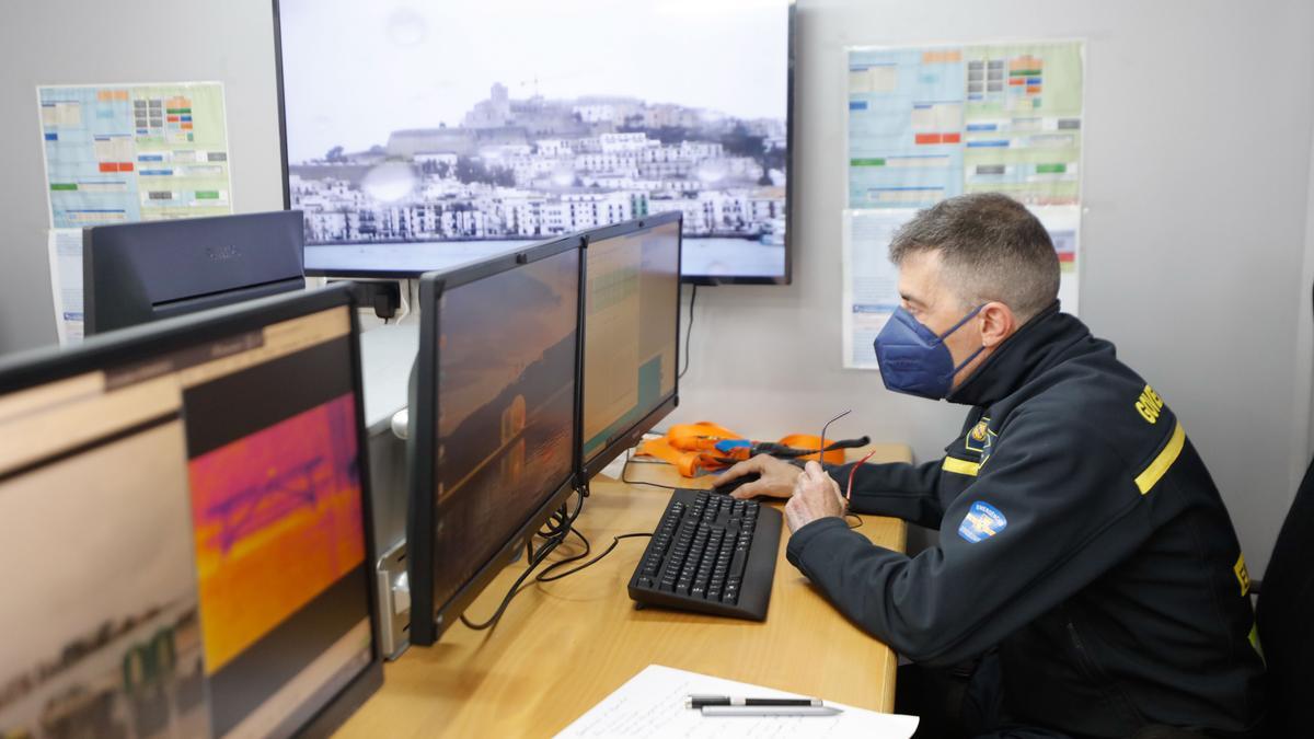 Un funcionario de Emergencias vigila las pantallas a las que llegan las imágenes que registra el dron.