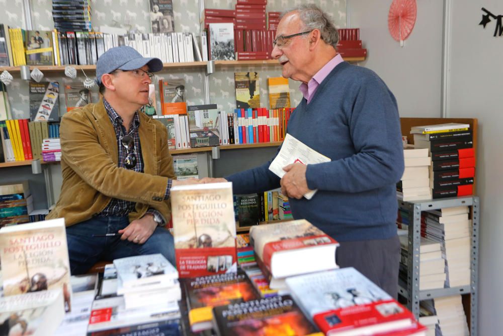 Último día de la 53.ª Feria del Libro de València celebrada en los jardines de Viveros.