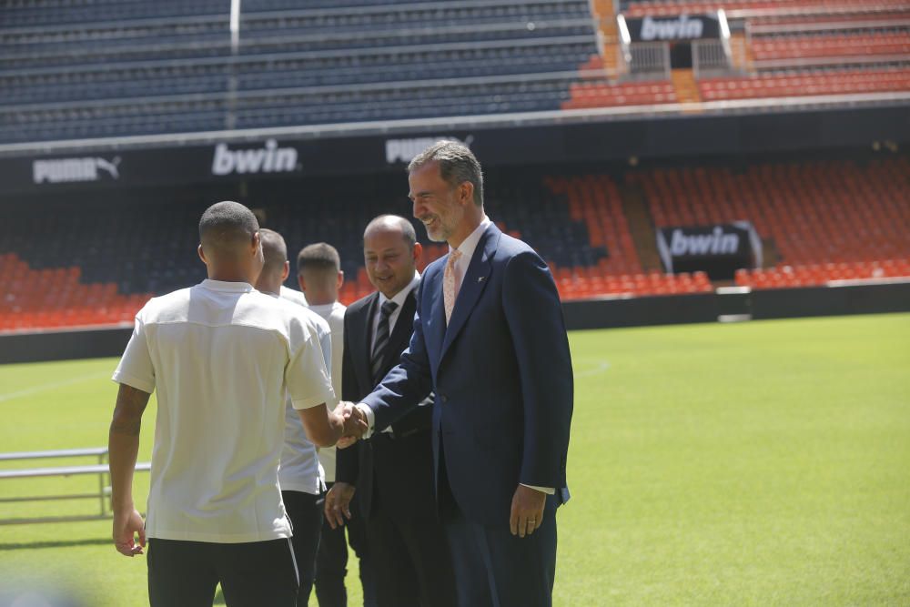 El rey Felipe VI felicita a la plantilla del Valencia CF por conseguir la Copa