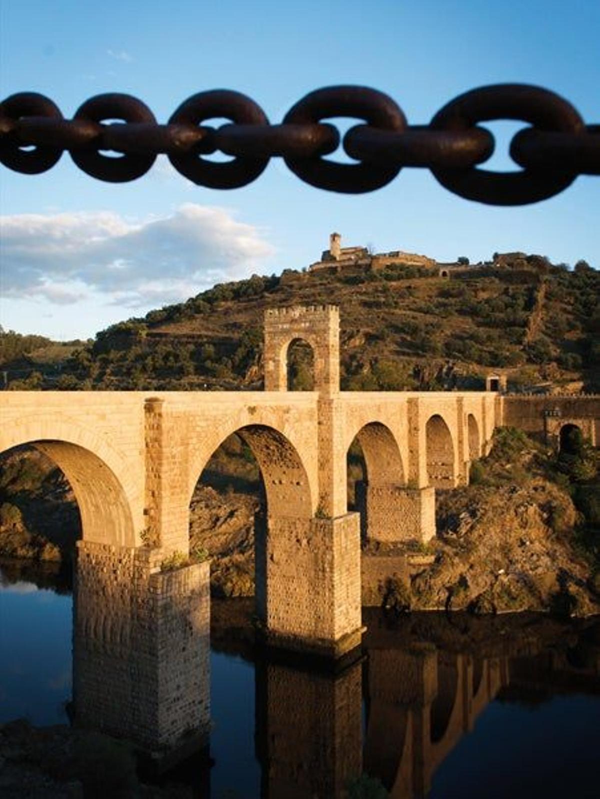 "Tiene seis ojos el puente, que descansan en cinco pilares erguidos sobre las aguas profundas, osc