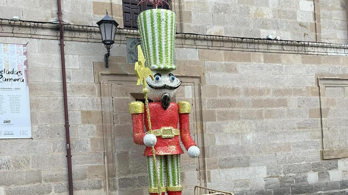 El &quot;soldadito&quot; custodiando la plaza de Viriato de Zamora.