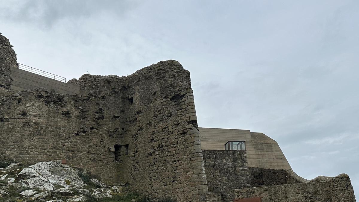 Fotografia del detall del Castell de la Trinitat on es pot veure part del castell original i part reformada