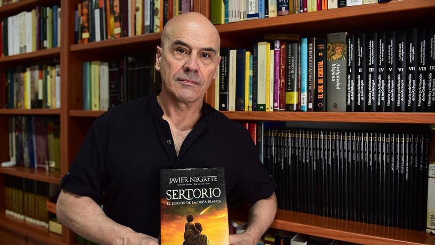 Javier Negrete, escritor extremeño: "Sertorio fundó en Hispania una república en paralelo, rebelde contra Roma"