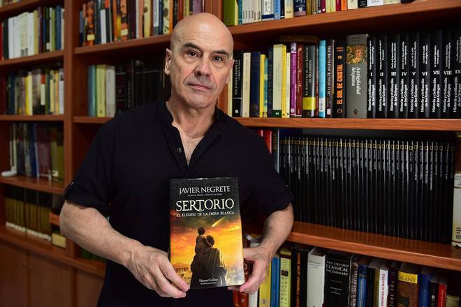 Javier Negrete, escritor extremeño: "Sertorio fundó en Hispania una república en paralelo, rebelde contra Roma"