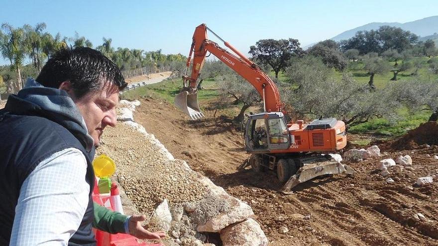 El diputado de Fomento e Infraestructuras, Francisco Oblaré, informa de un plan antidesprendimientos en las carreteras provinciales.