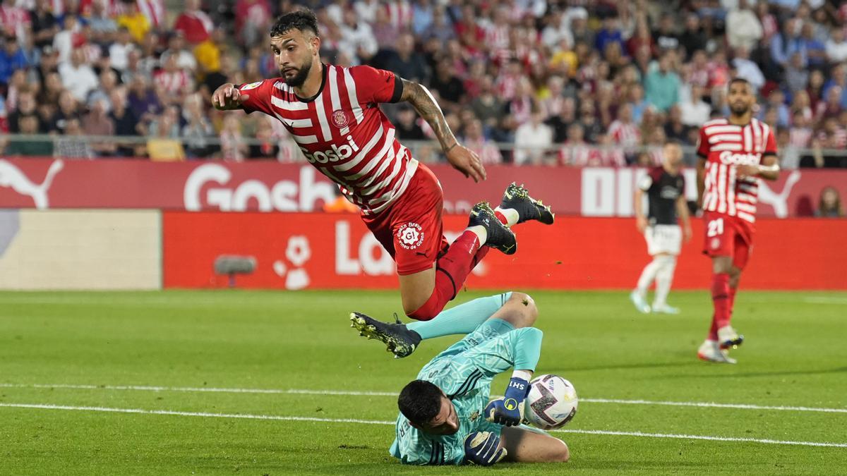 Taty Castellanos cae ante Sergio Herrera en una acción del partido.