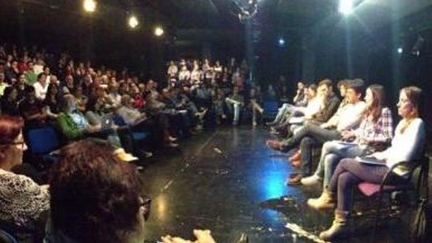 Unas 200 personas asistieron anoche a la asamblea abierta, convocada días antes por el pacto de Més-Esquerra, PSOE y Volem. No faltaron emoción, felicitaciones y ánimos.