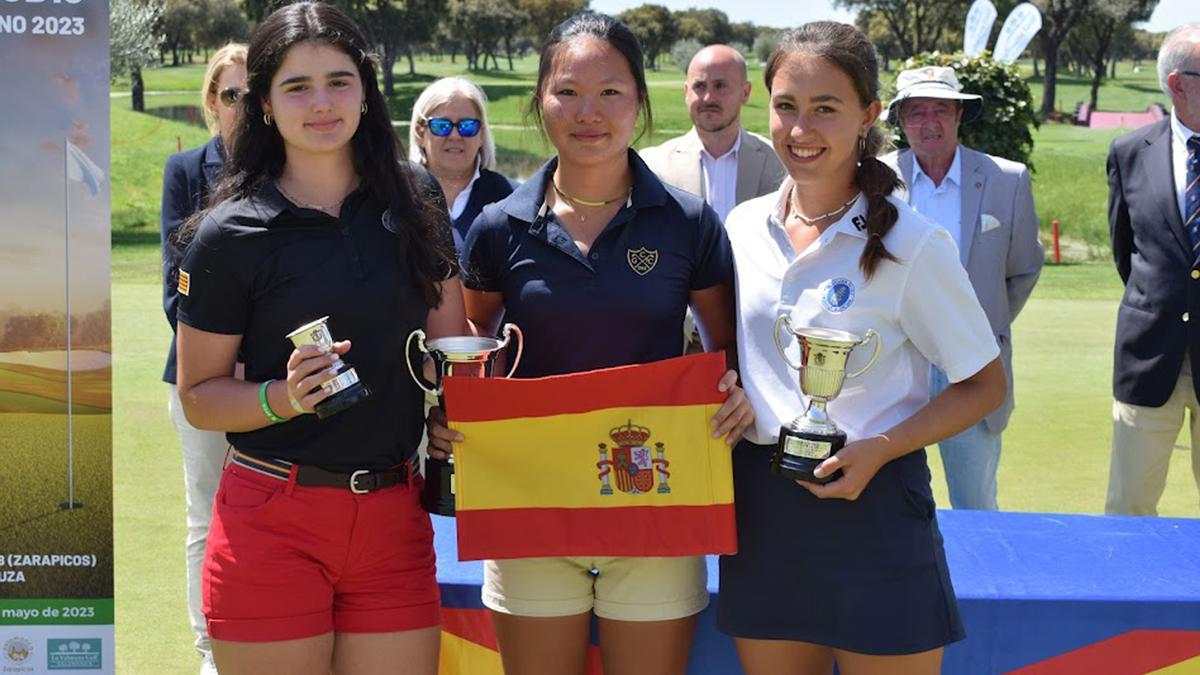 Podio femenino del Campeonato de España Sub-16 de golf, con Lucía Valderrama como segunda clasificada.