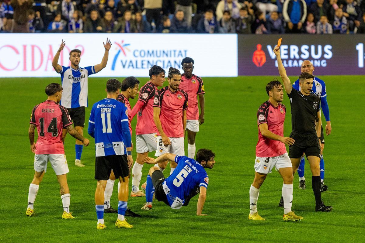 El colegiado expulsa a Monsalve en el Hércules-Sabadell de la primera vuelta en Alicante.