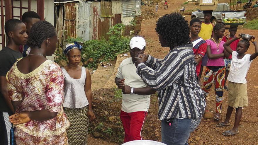 Una sanitaria da instrucciones sobre el ébola en Liberia.