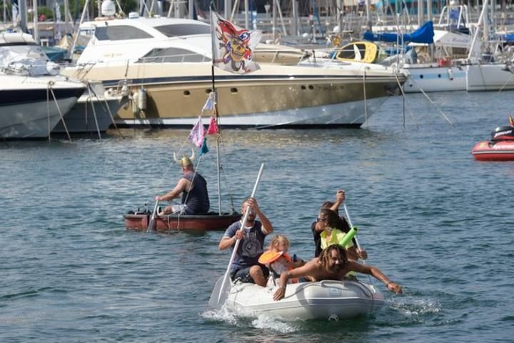 Izado de banderas de ARC y regata Dinguies (dinghies) en el muelle deportivo