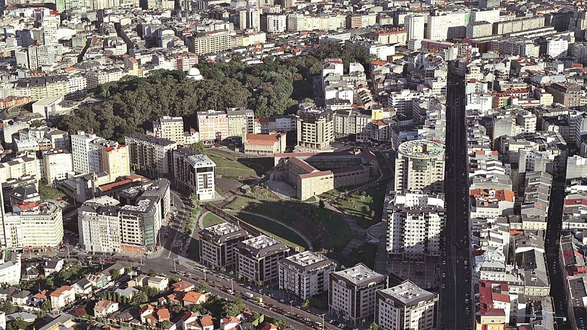 Vista aérea de Ciudad Jardín, Paseo de los Puentes y el parque de Santa Margarita, en A Coruña.