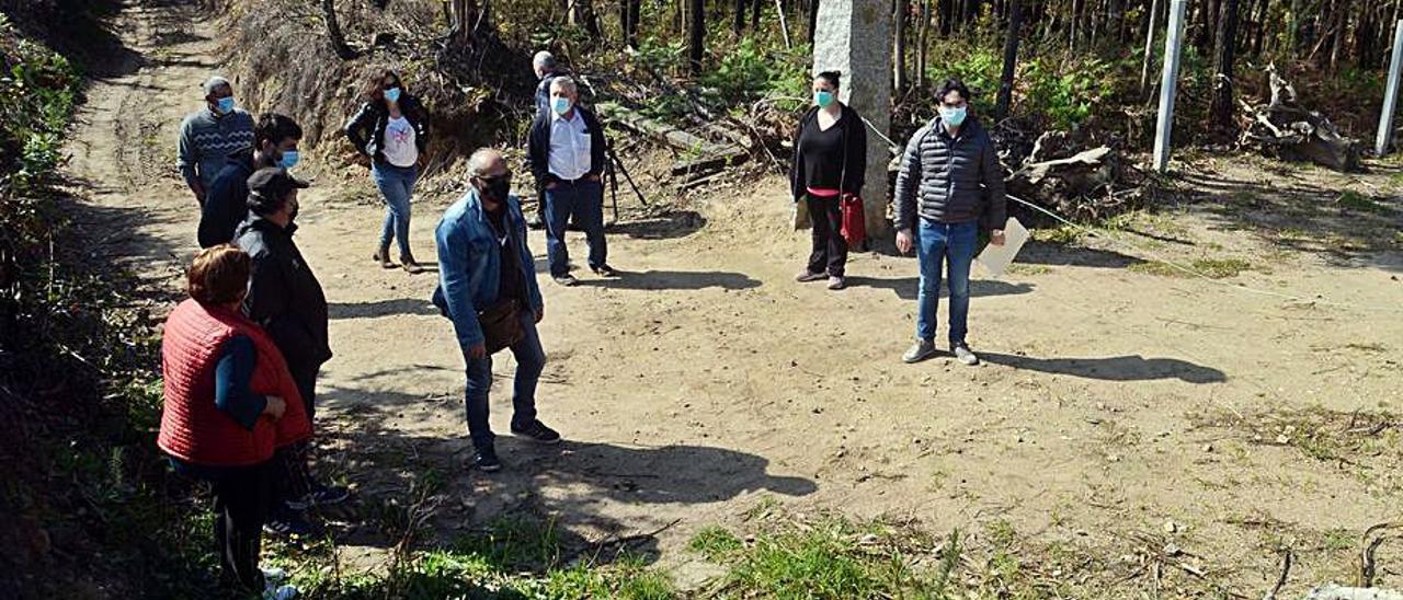 Abal y los vecinos, con el camino cortado a la derecha.   | // NOÉ PARGA