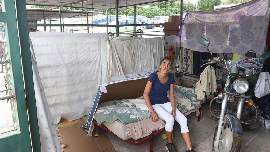 Eva Cortés, en el aparcamiento de la calle Juan de Ortega en el que vive desde hace más de tres meses.