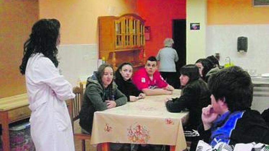 Alumnos del IES El Batán, en el comedor de Amicos.