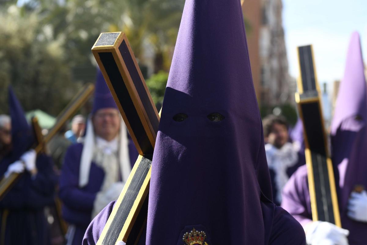 Un nazareno durante la procesión de los Salzillos del Viernes Santo en Murcia