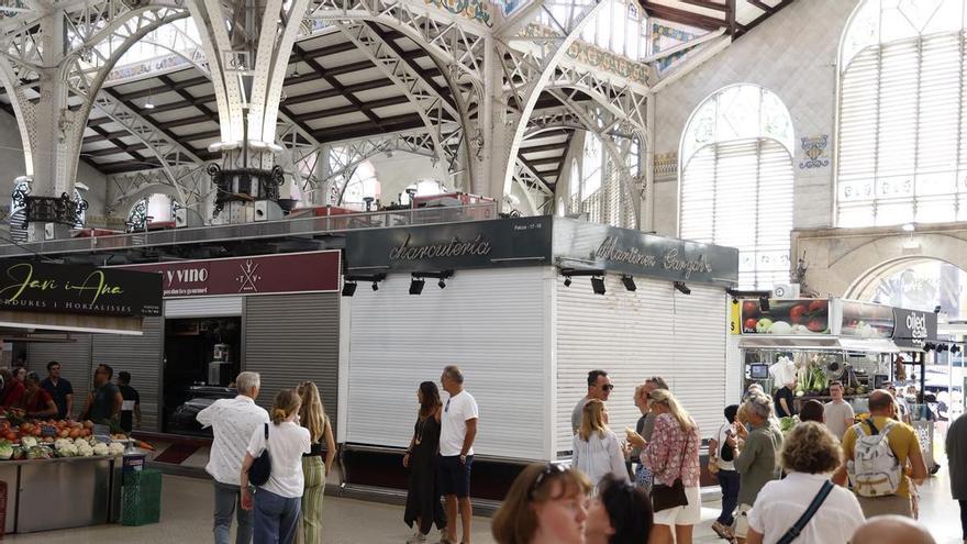 El Mercado Central de València abre con paradas cerradas y la mitad de tiendas sin luz