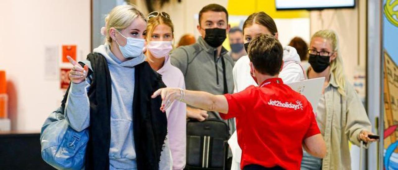 Llegada de turistas al aeropuerto de Ibiza.