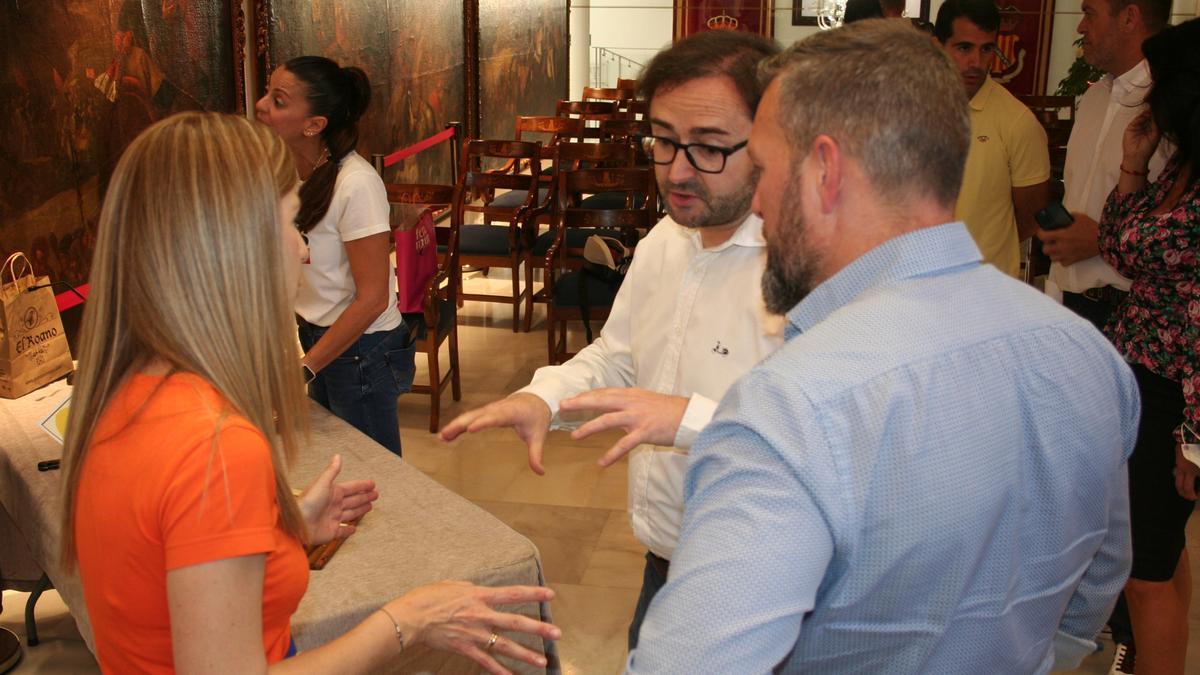 Rosa María Medina, Isidro Abellán y José Martínez, charlaban animadamente hace unos días instantes antes de una presentación en la Sala de Cabildos.