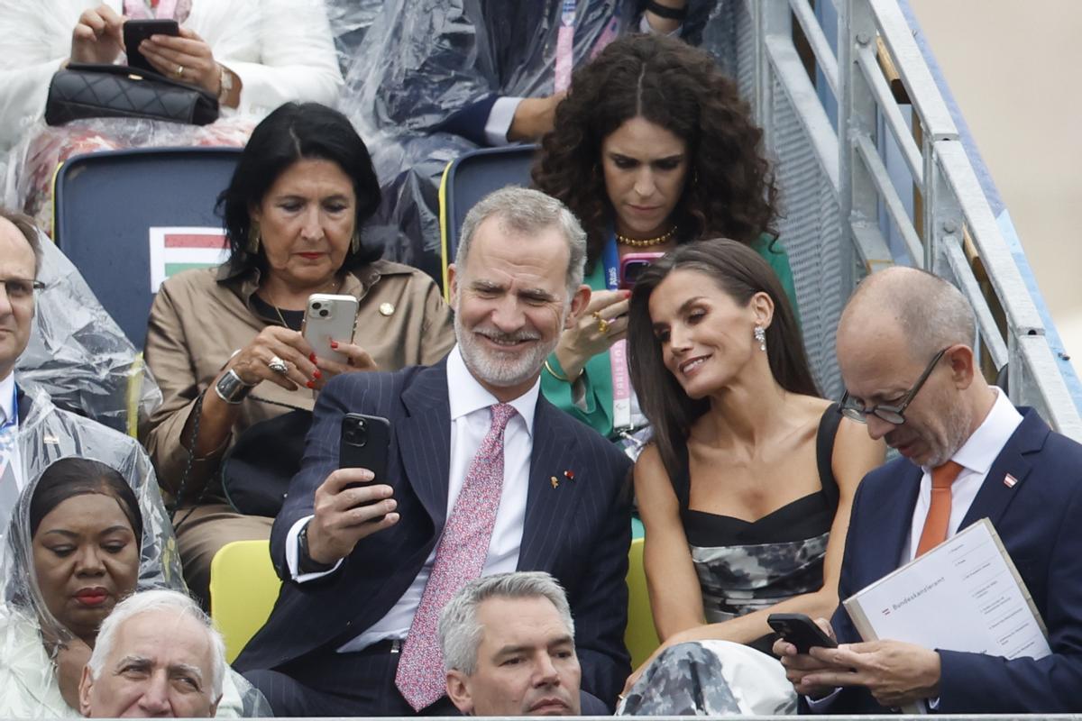 Los reyes Felipe VI y Letizia sonríen antes del inicio de la ceremonia de inauguración de los Juegos Olímpicos de París 2024