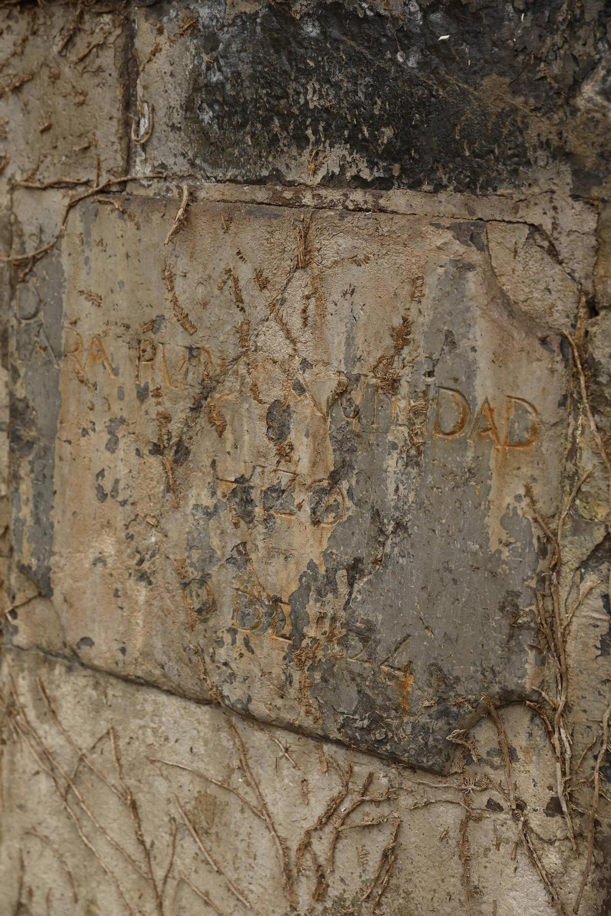 La histórica fuente de Contrueces, en Gijón, de nuevo a la vista gracias al trabajo e iniciativa de los vecinos (en imágenes)