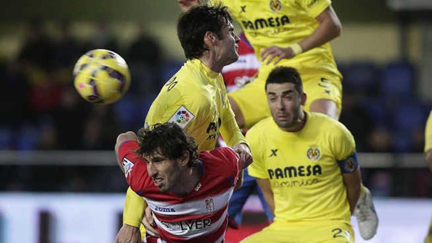 Chechu Dorado (Villarreal) y Diego Mainz (Granada) disputan un balón.