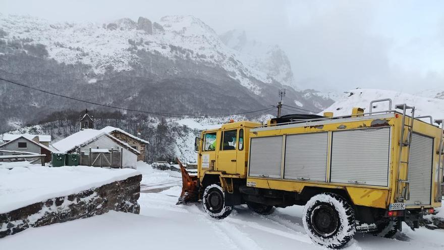 VÍDEO: Los pueblos de San Martín de Oscos y La Peral amanecen con un manto blanco de nieve