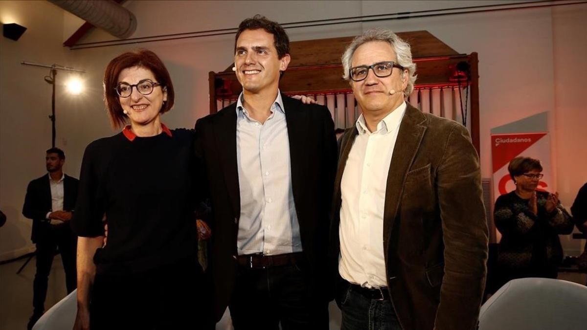 Albert Rivera, este sábado en Estella (Navarra), junto a la número dos de la lista para las elecciones europeas, Maite Pagazaurtundua, y el candidato Carlos Pérez Nievas