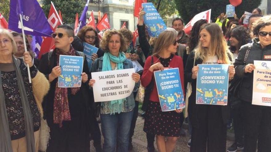 Las educadoras salen a la calle en Oviedo: "Solo queremos llegar a fin de mes"