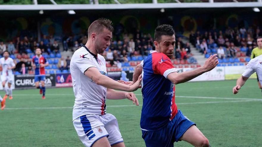 Javi Sánchez trata de superar a un jugador dle Náxara.